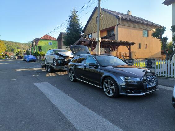 auto odťahová služba Audi A6 Allroad quattro čierne poškodené mestská ulica