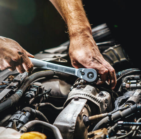 Oprava motora. Mechanik opravuje auto. Údržba auto. Príprava na STK. Oprava prevodovky.
