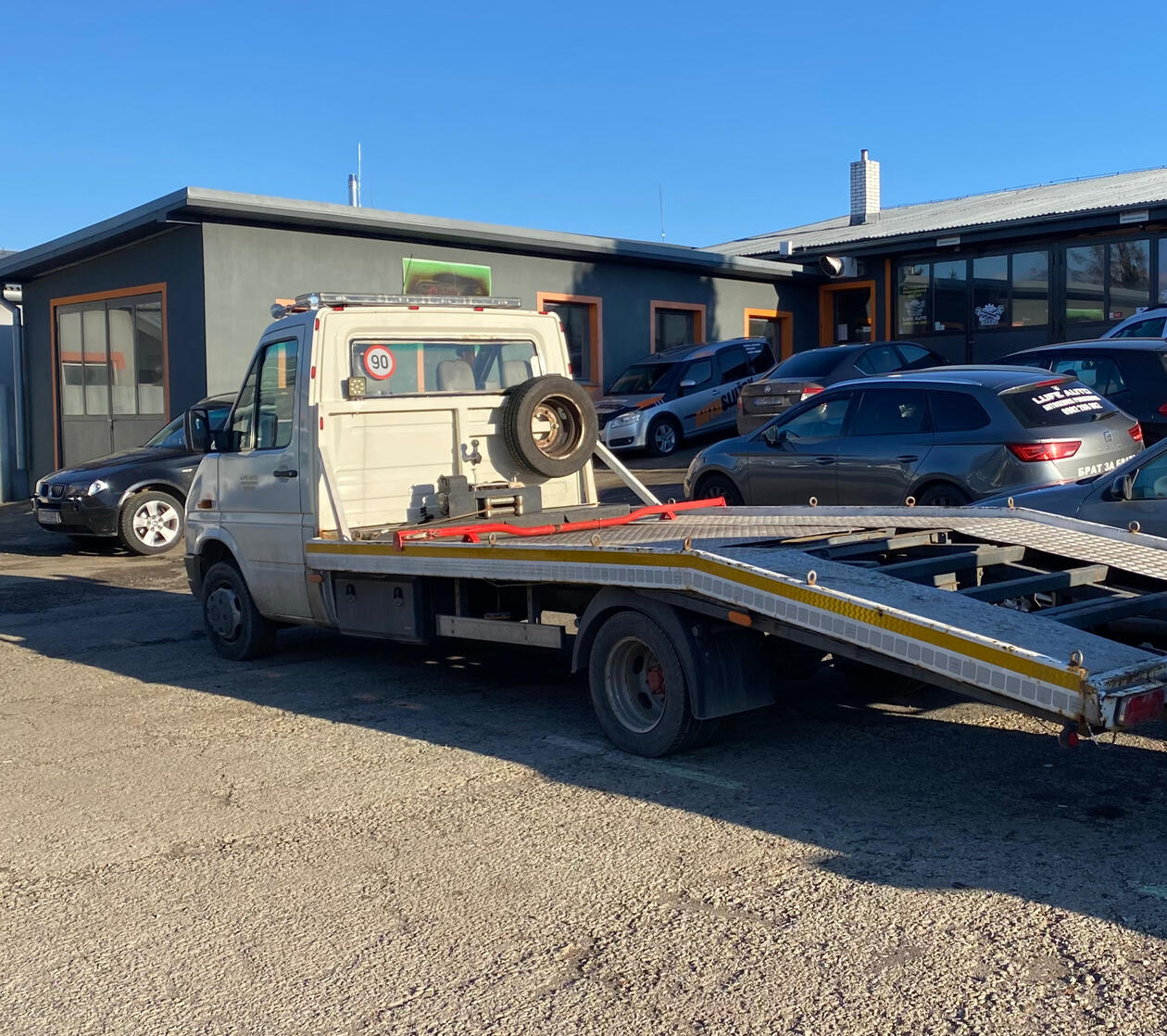 Výmena alu diskov. Muž vymieňa alu disky. Oprava alu diskov. Údržba diskov.